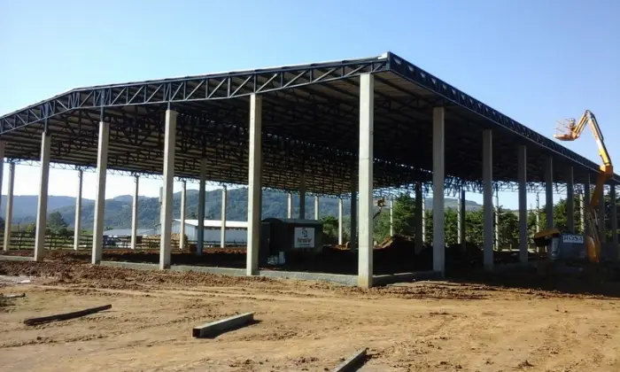 Detalhe de estrutura metálica de telhado