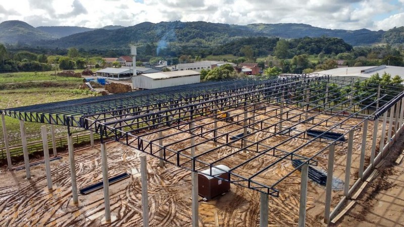 Estrutura metálica industrial em montagem, vista aérea, no Vale do Rio Pardo