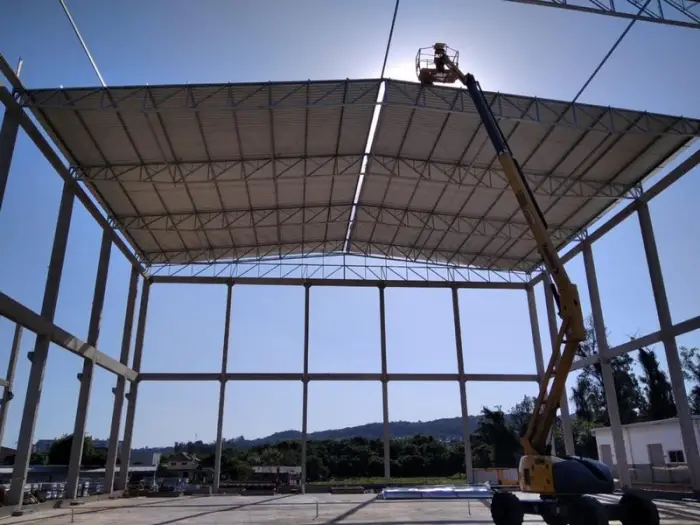 Estrutura metálica para galpão industrial, obra Formafer