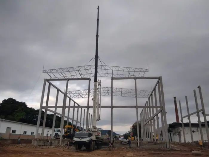 Estrutura metálica para galpão industrial, obra Formafer
