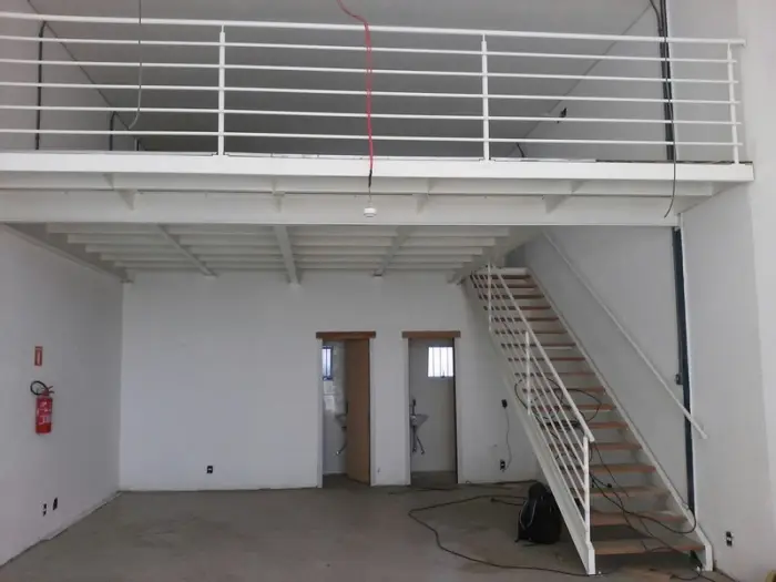 Mezanino metálico externo, obra Formafer