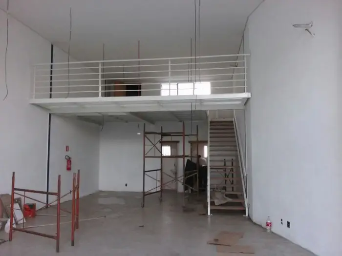 Mezanino metálico externo, obra Formafer