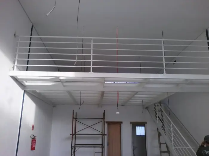 Valor mezanino metálico, obra Formafer